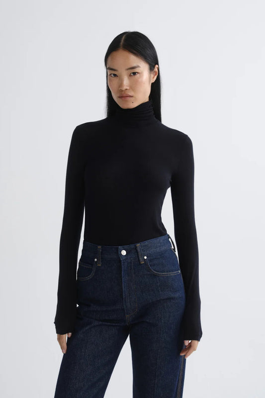  A dark blackened navhy long-sleeve turtleneck thin top
