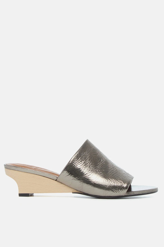 Vita Demi Wedge in Crinkled Metallic Oro Shoes Coclico