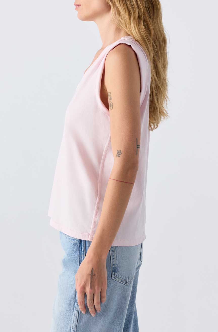 Dona Tee T Shirts AMO